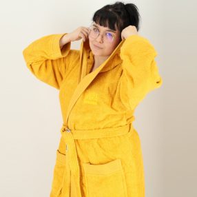   Dressa Home hímzett kapucnis hosszú ujjú frottír fürdőköpeny köntös - mustár